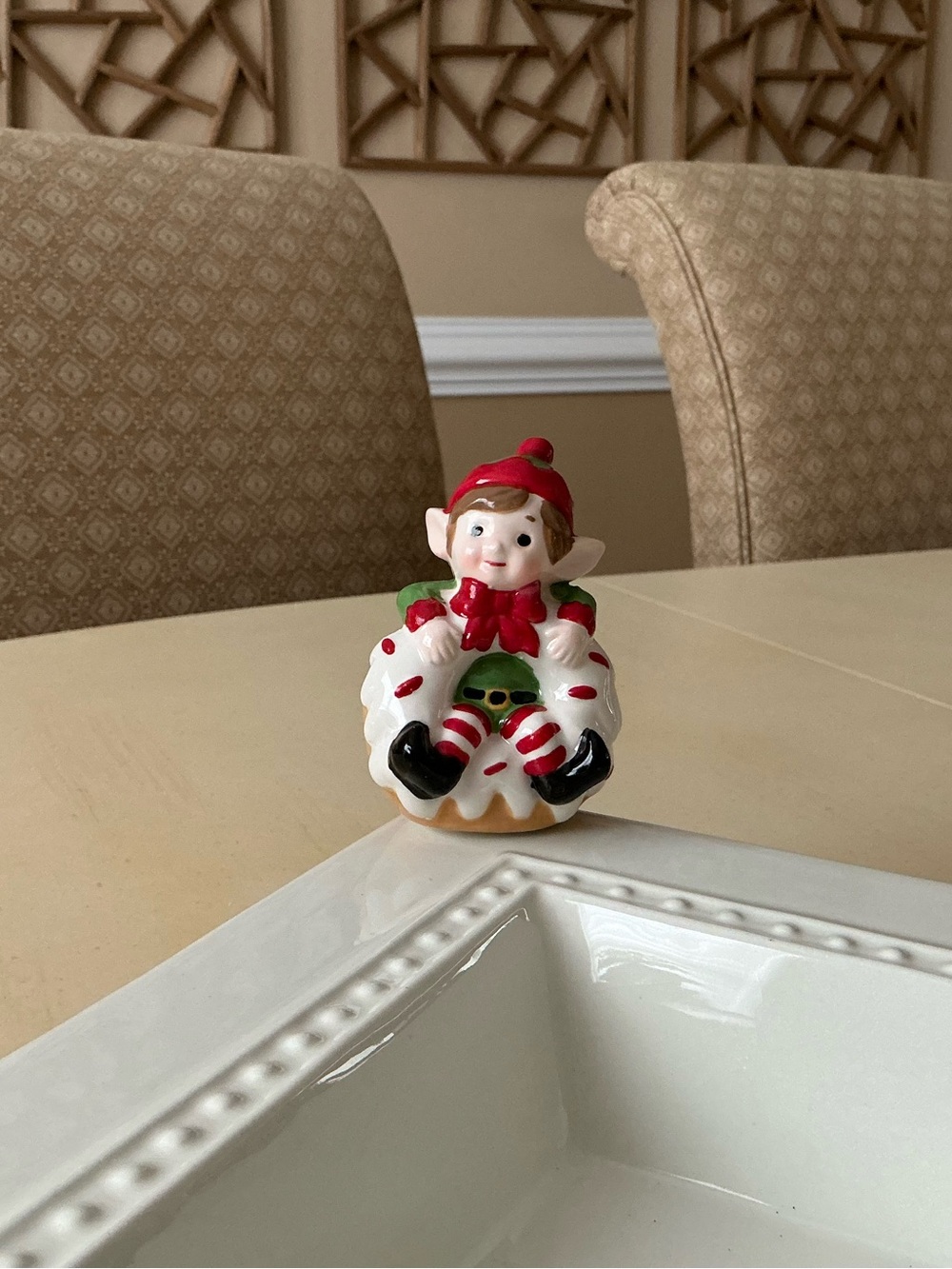 Adorable Christmas Elf In Doughnut Platter Decoration 🎄